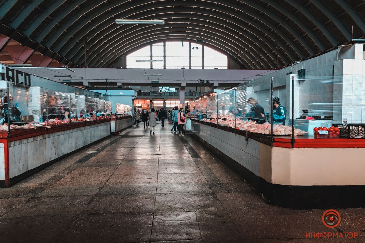 На уровне лица натянуты полосы из пищевой пленки