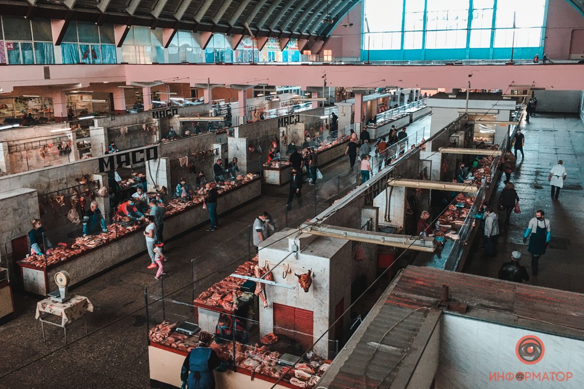 Ничем не накрытые продукты лежат на прилавках