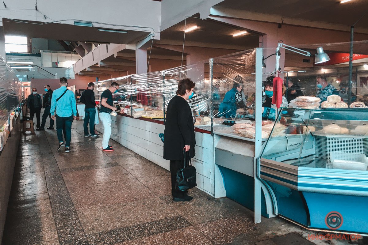 Некоторые продавцы сделали окошки в стене из пищевой пленки