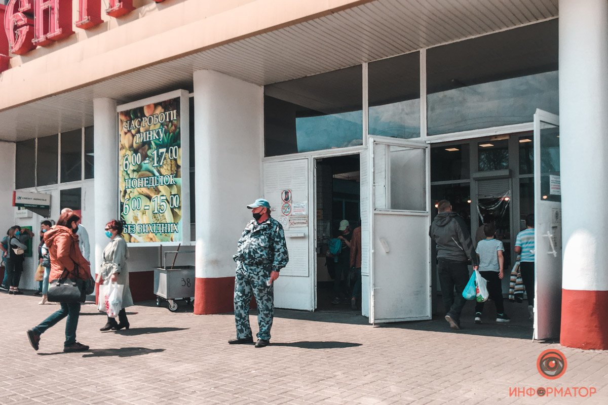 Добрый дядя с термометром готов каждому измерить температуру. Если вы попросите, разумеется