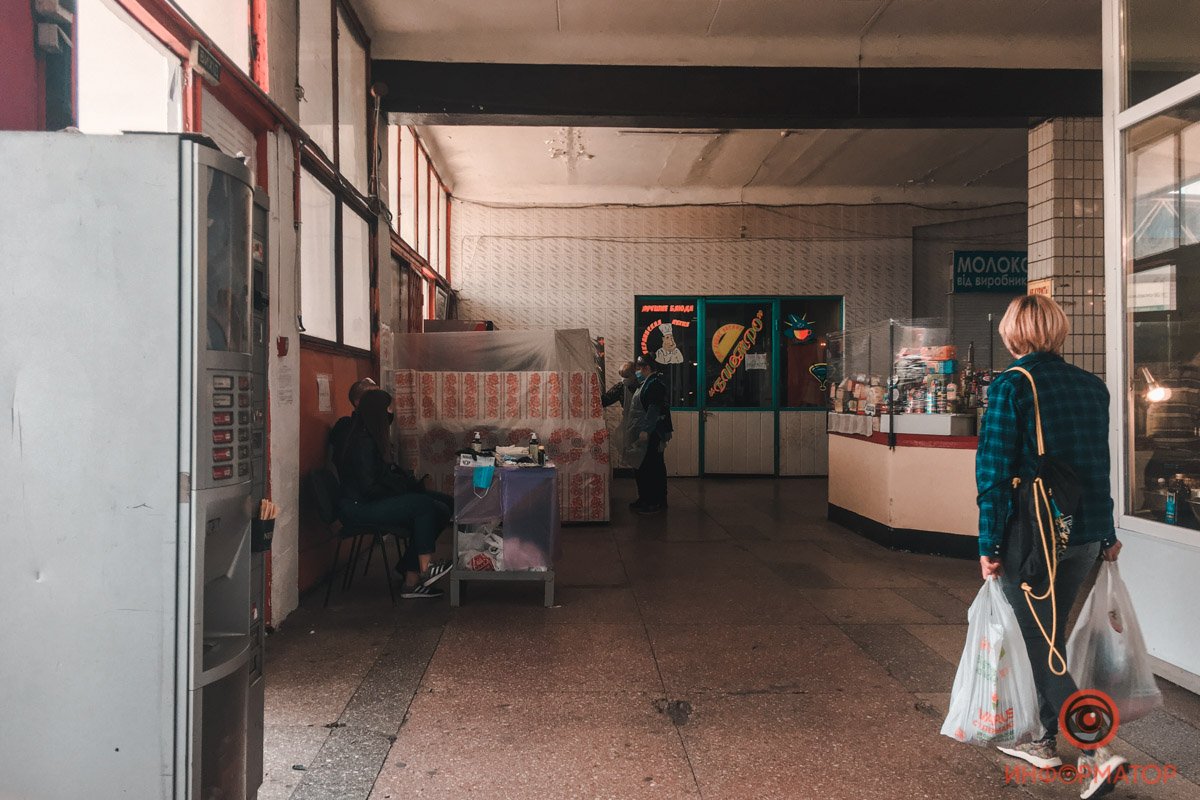 Точка продажи масок и респираторов. Ценник x3