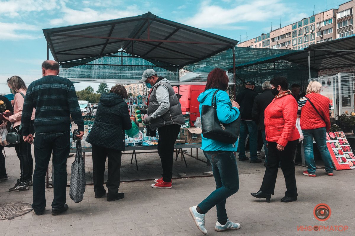 Дистанция между людьми на Трофимовском рынке