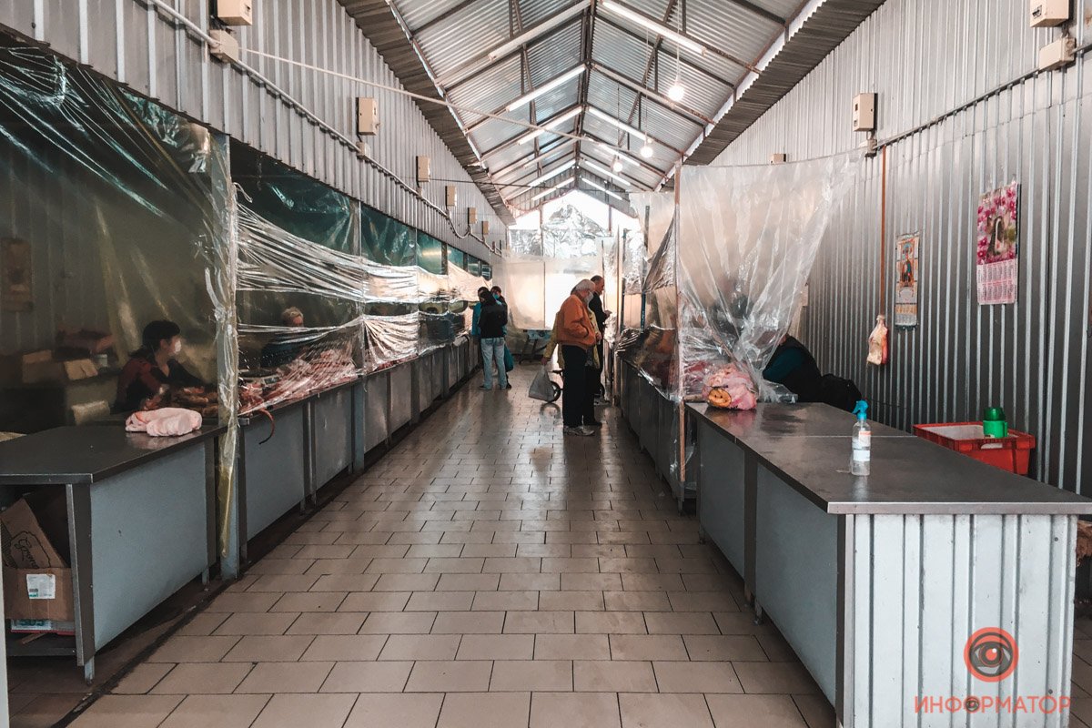 И контакта курток прохожих с товаром нет, и даже АХД найдется. Спасибо