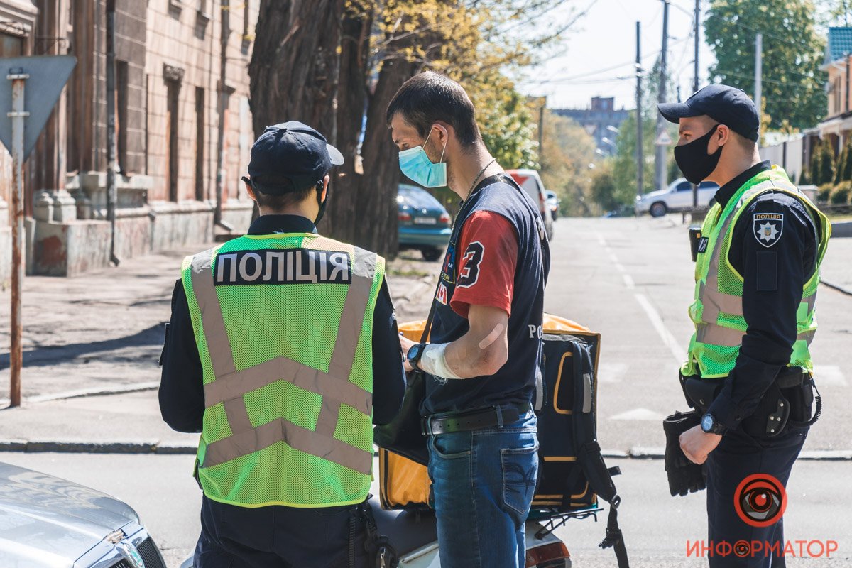 На мопеде не работал задний "поворотник", из-за чего водитель автомобиля попросту не понял, что собирается делать курьер На мопеде не работал задний "поворотник", из-за чего водитель автомобиля попросту не понял, что собирается делать курьер