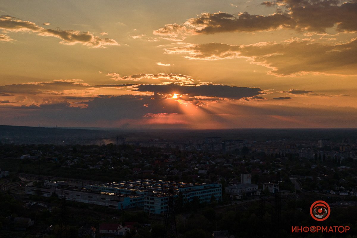 Прощальные лучи солнца дарят небу неповторимую палитру Прощальные лучи солнца дарят небу неповторимую палитру