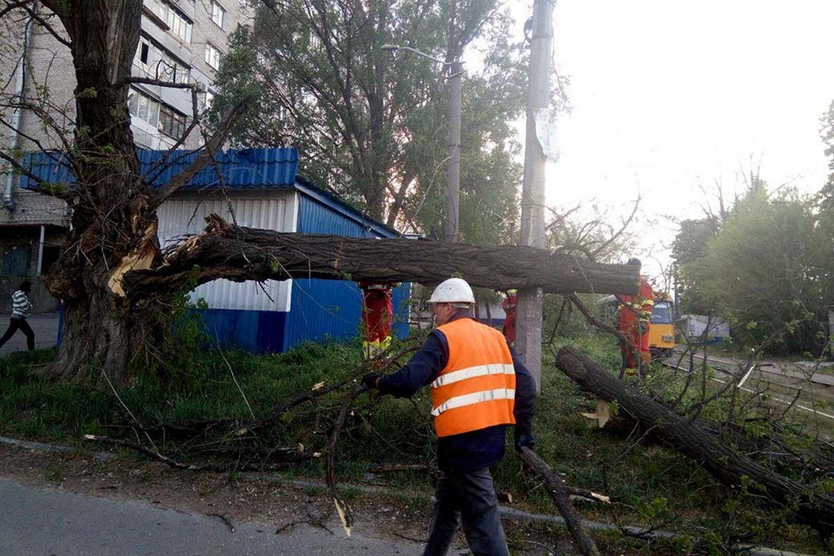 Сотрудники ГСЧС ликвидировали последствия аварии Сотрудники ГСЧС ликвидировали последствия аварии