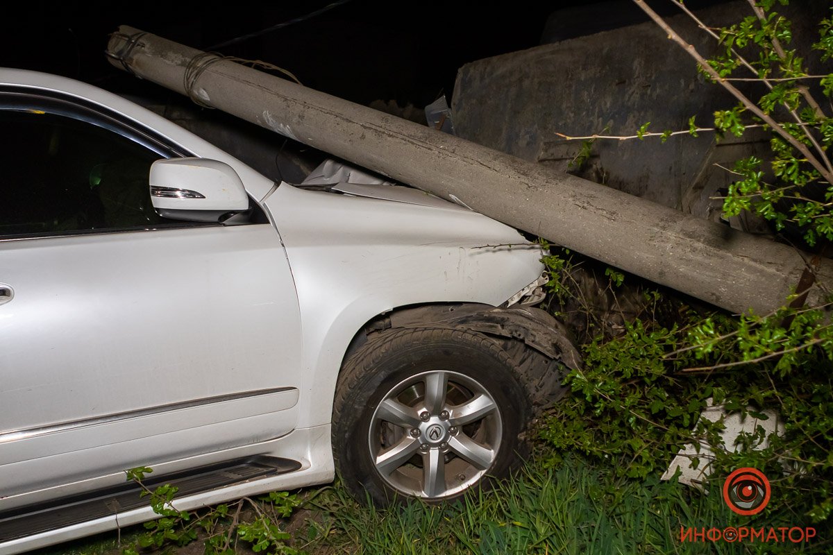 Lexus снес столб и врезался в ограждение Lexus снес столб и врезался в ограждение