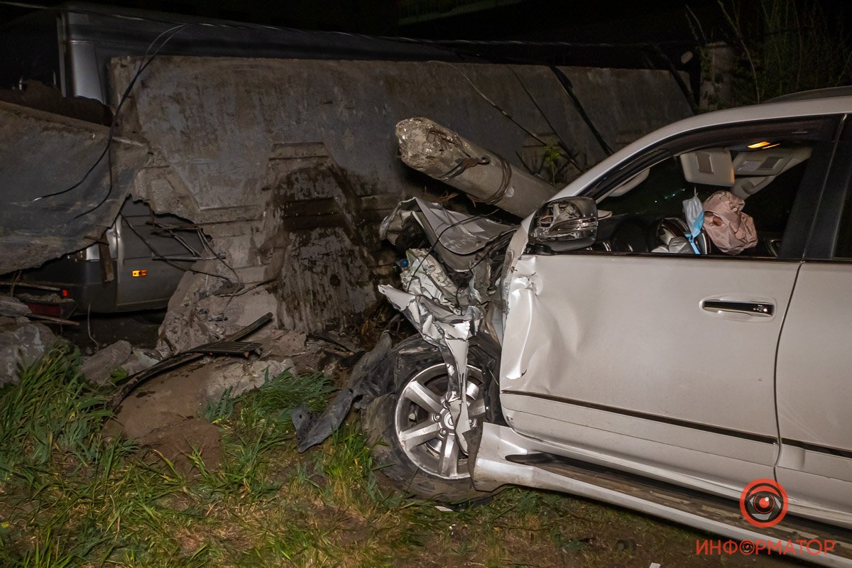 В Днепре на Кротова Lexus влетел в ограждение стоянки: зацепило несколько  автомобилей