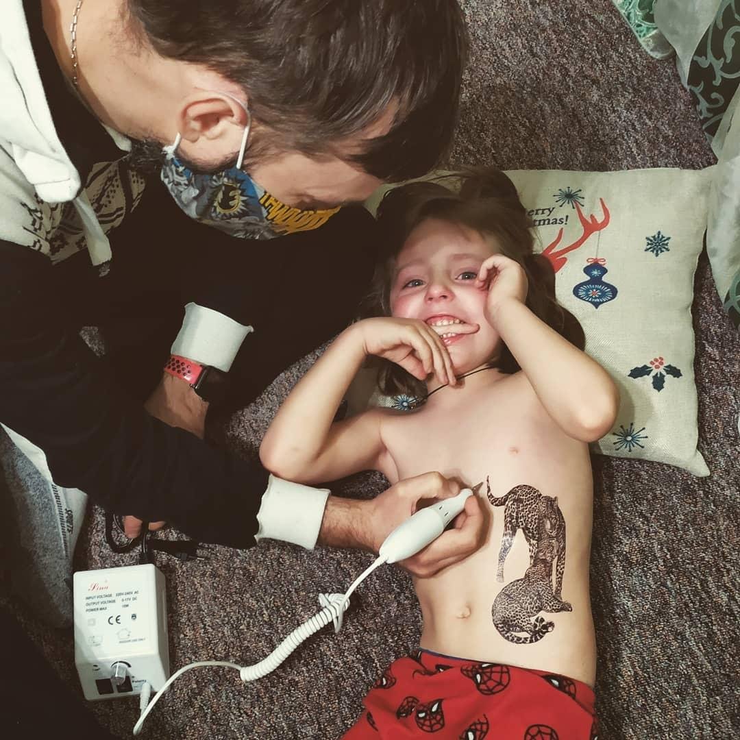 Когда мастер очень скучал по работе. (тату не настоящее) Фото: buratichka