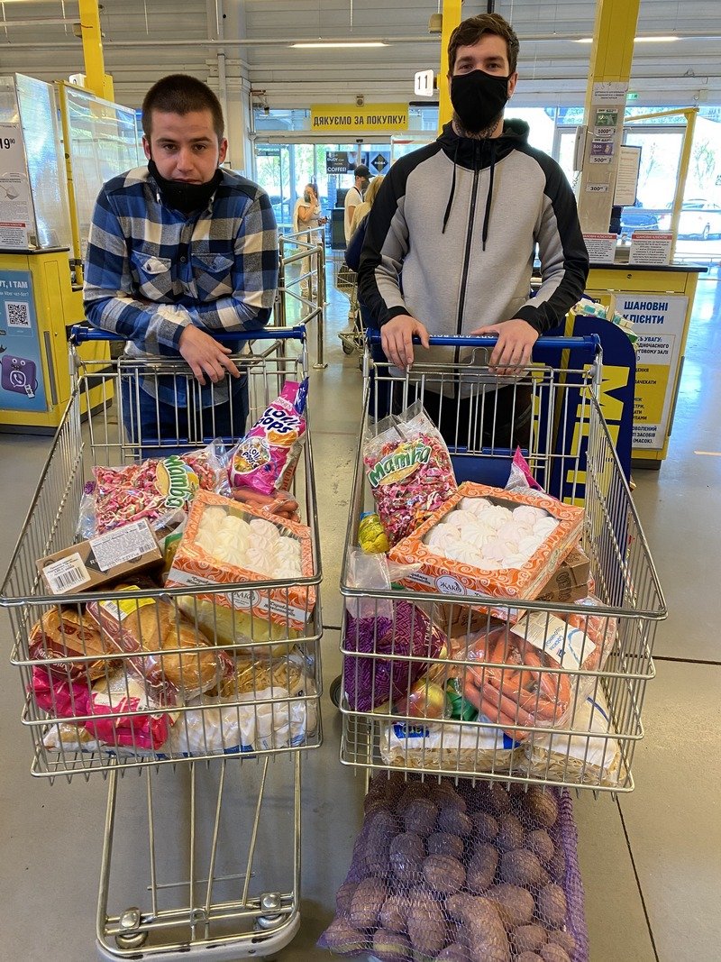 Закупили продукты и предметы необходимости