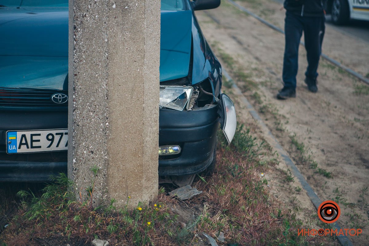Водитель заехал на трамвайную колею и врезался в столб