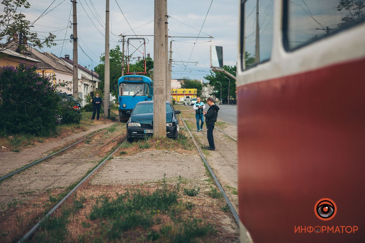 Временно остановилось движение трамваев в обе стороны