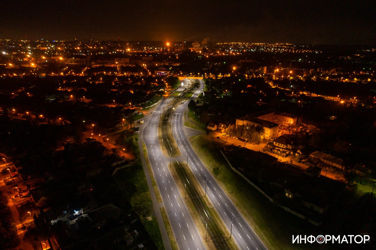 Улица полностью уставлена фонарями