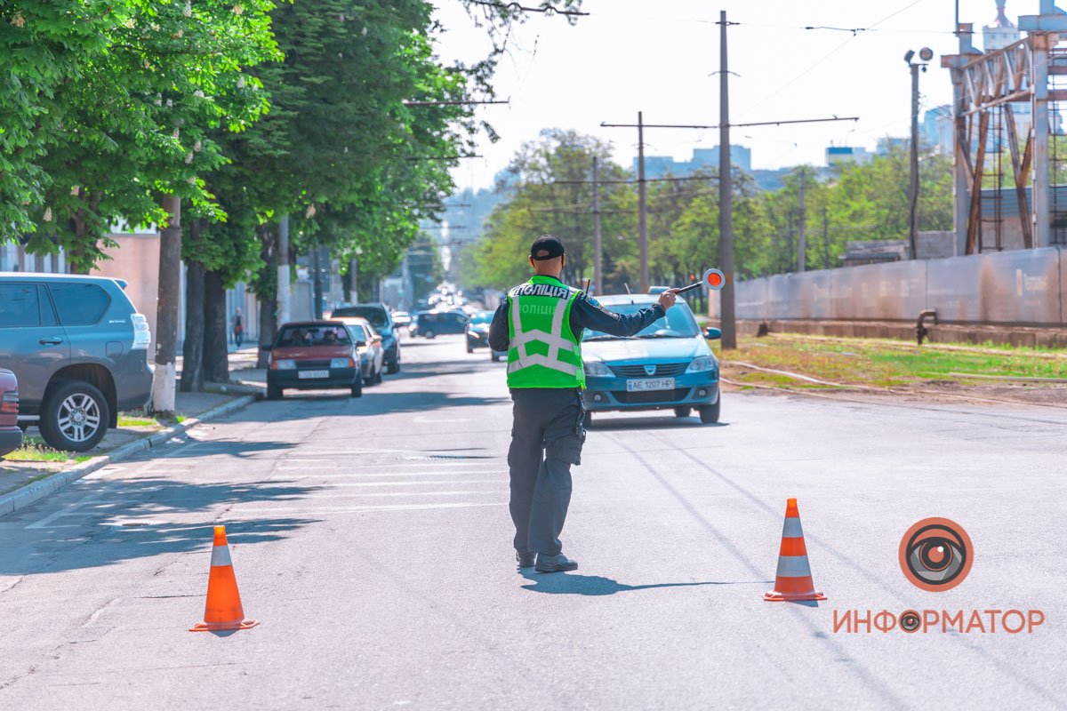 Движение регулируют вручную Движение регулируют вручную