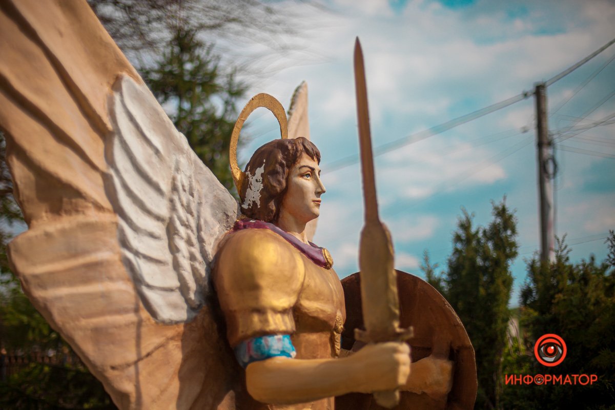 Скульптура архангела Скульптура архангела