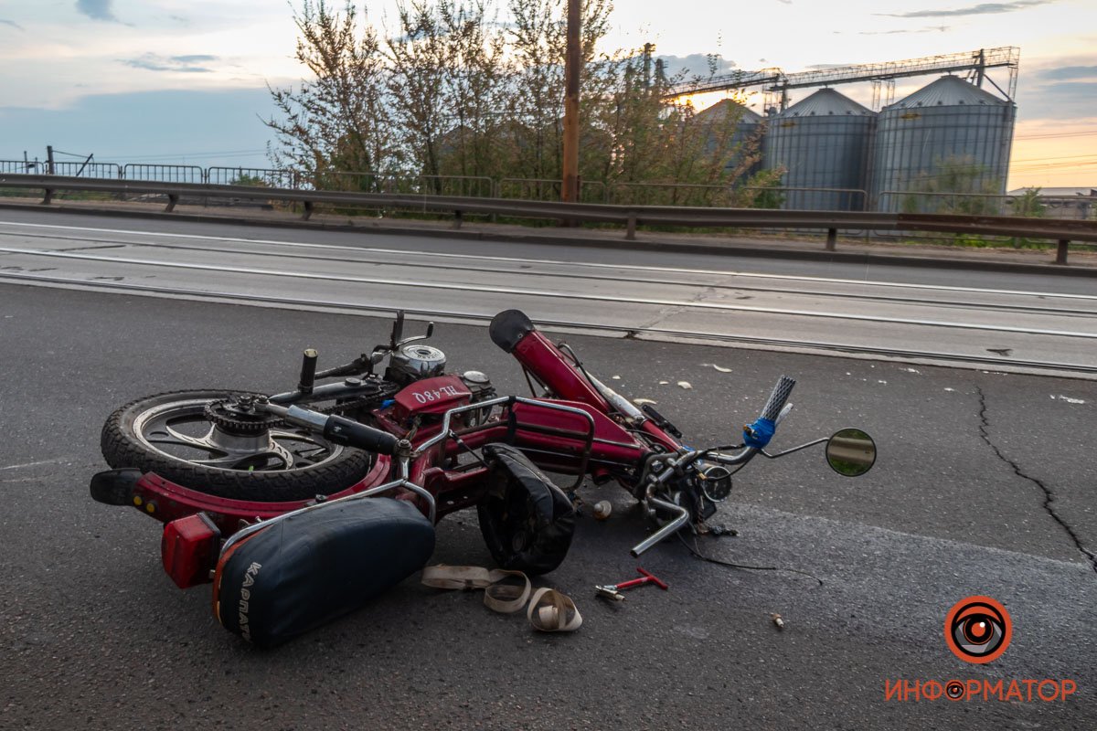 Мопедист двигался в сторону Левого берега по мосту Мопедист двигался в сторону Левого берега по мосту