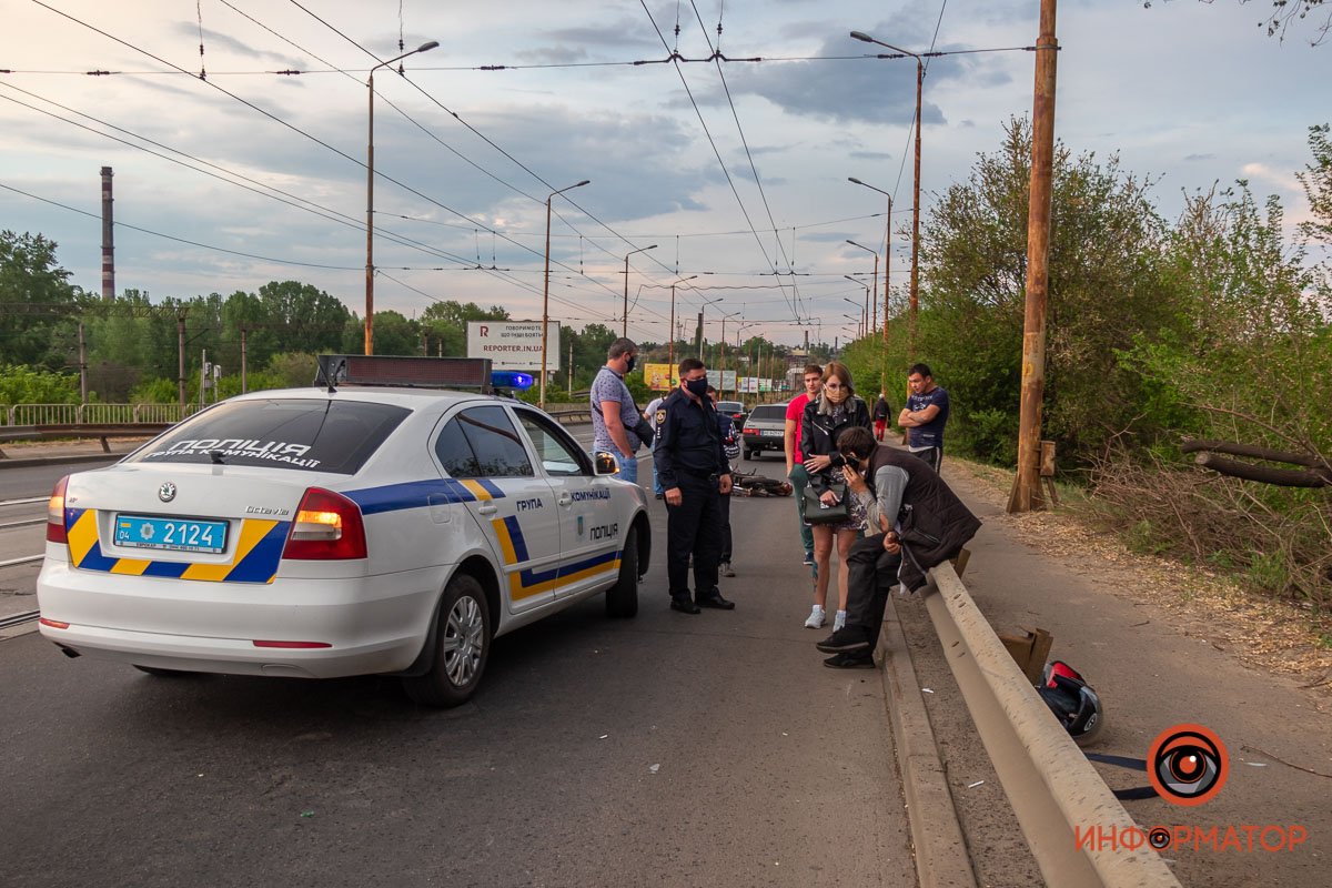 Правоохранители остановились, чтобы вызвать медиков и оказать помощь Правоохранители остановились, чтобы вызвать медиков и оказать помощь