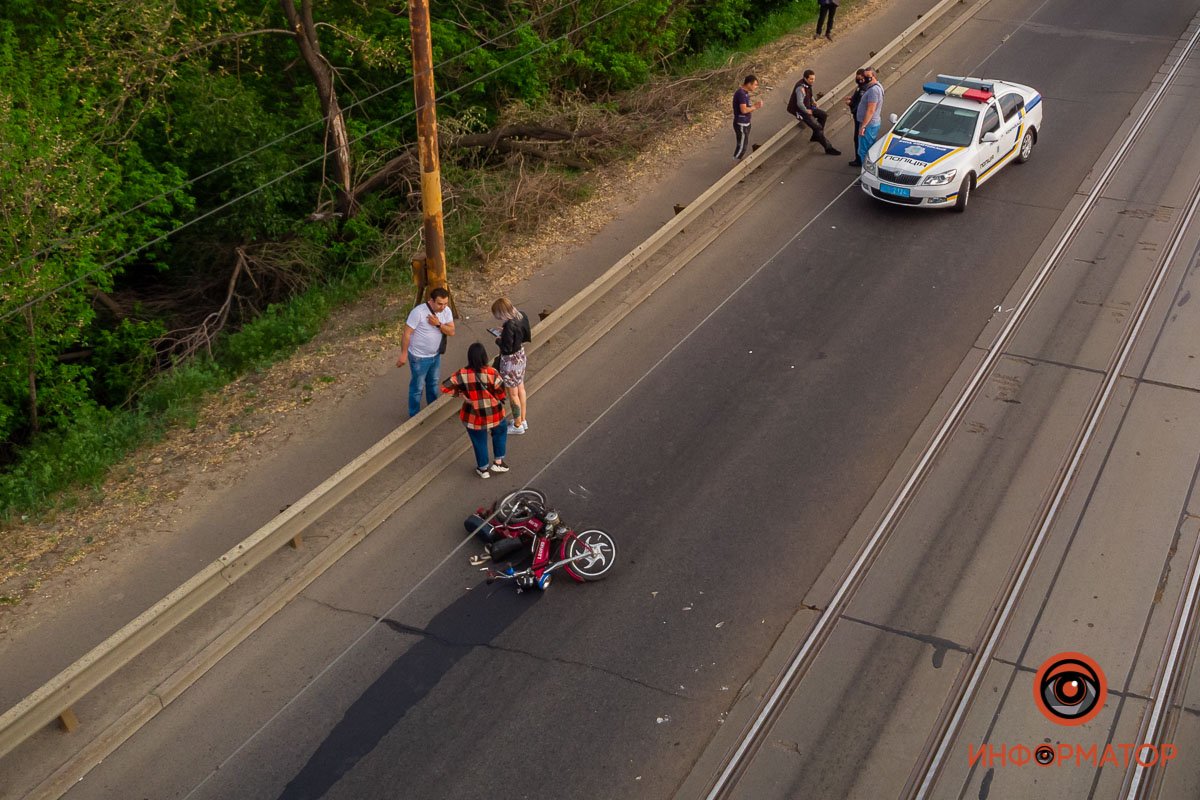 В Днепре на Старом мосту случилось ДТП с мопедом: пострадала девушка 8