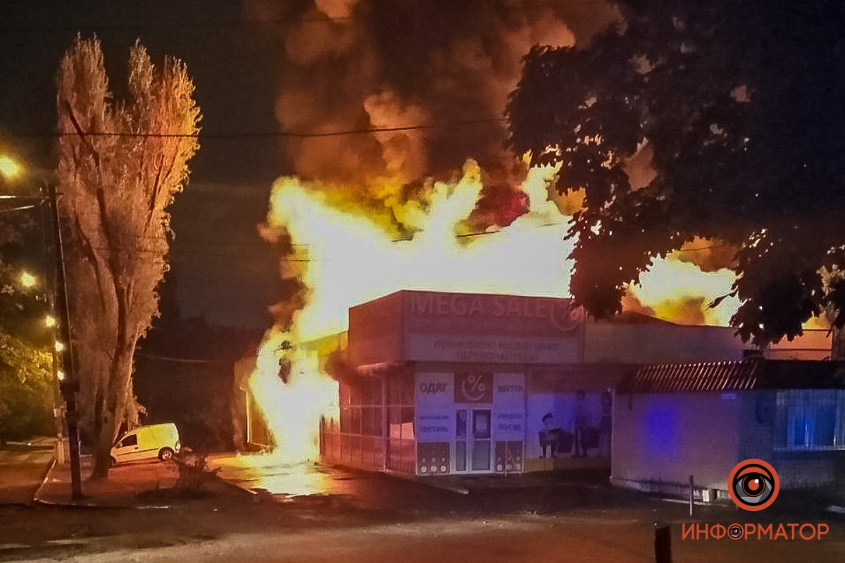 Огонь быстро охватил все здание Огонь быстро охватил все здание