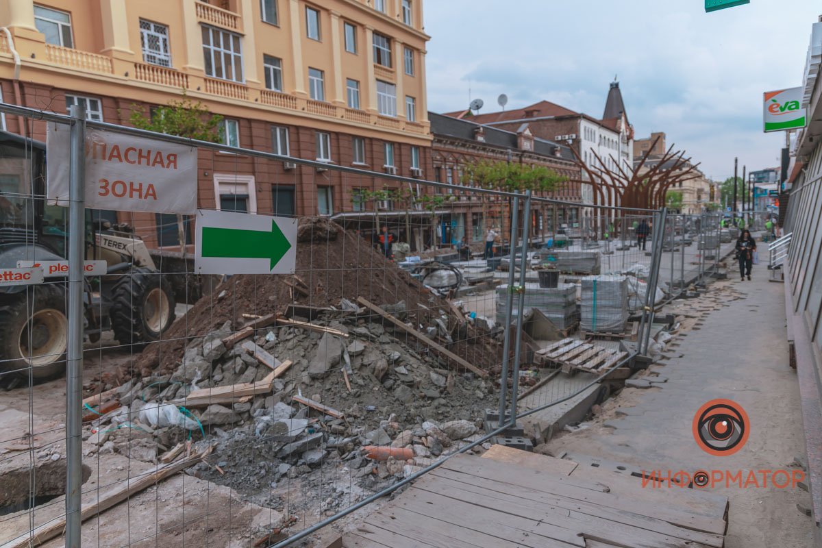 Начинаясь со стороны проспекта Яворницкого, дорожка сворачивает в левую сторону Начинаясь со стороны проспекта Яворницкого, дорожка сворачивает в левую сторону