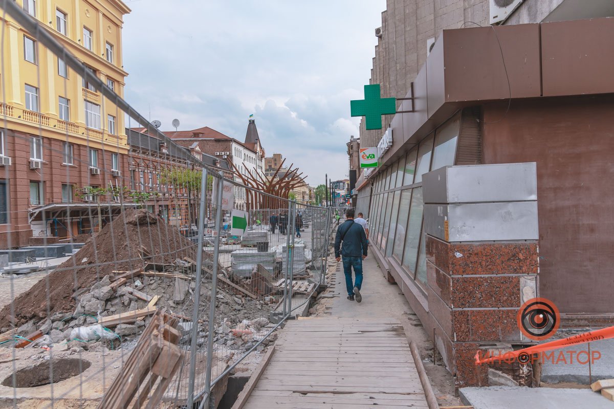 Люди могут пройти вдоль закрытых кафе Люди могут пройти вдоль закрытых кафе