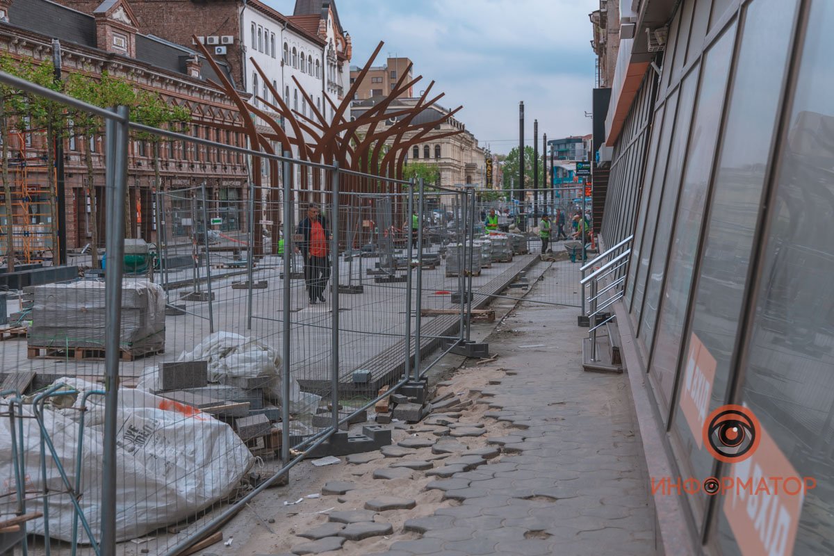 При большом потоке людей движение здесь может быть затруднено При большом потоке людей движение здесь может быть затруднено
