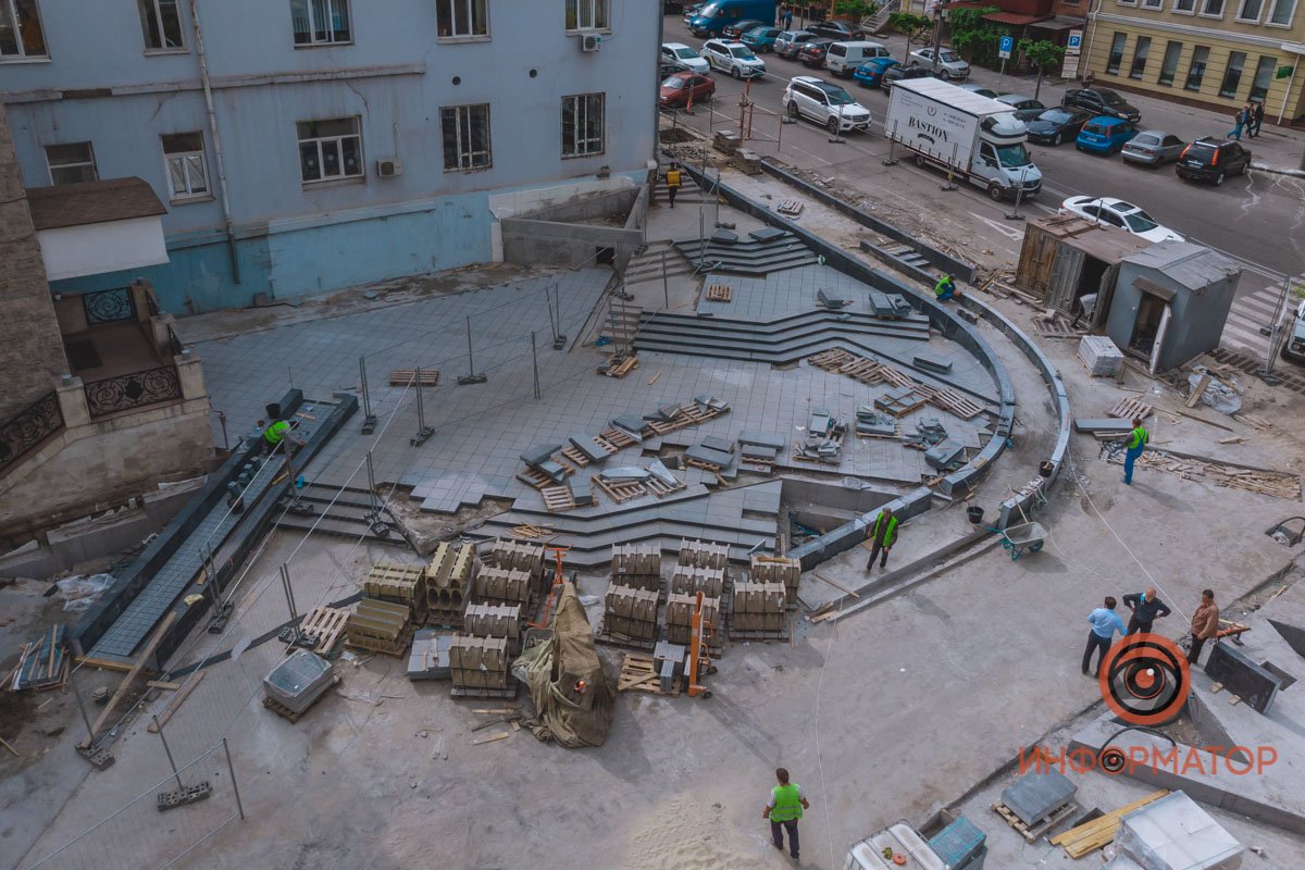 Плитку продолжают укладывать Плитку продолжают укладывать