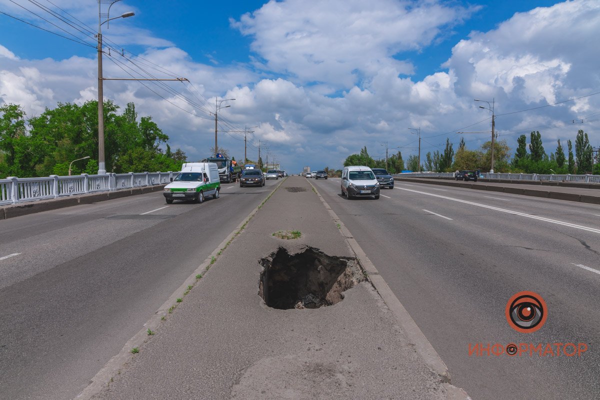 Огромная дыра появилась на бетонном разделителе
