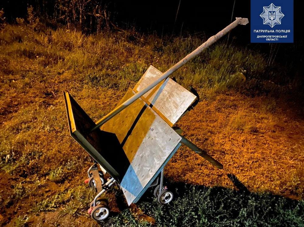 Прохожие увидели, как супруги везут в тележке столик с кладбища, поэтому настояли на том, чтобы вызвать полицию