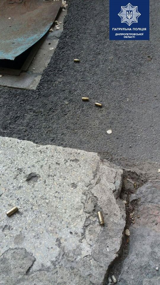 В Днепре на Привокзальной 15-летний парень стрелял из окна в прямом эфире и угрожал прохожим 1