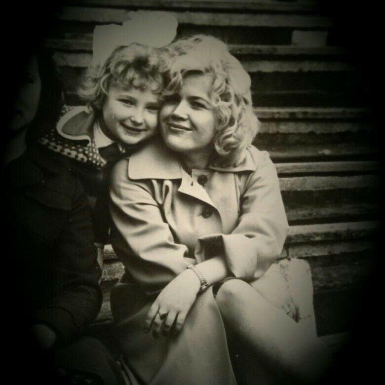 Истории из детства, поздравления и признания: жители Днепра обратились к своим мамам 12