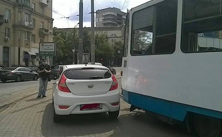 Автомобиль мешал движению трамваев Автомобиль мешал движению трамваев