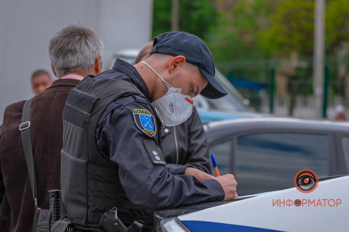 Сотрудники полиции задержали депутата за несоблюдение карантина Сотрудники полиции задержали мужчину за несоблюдение карантина