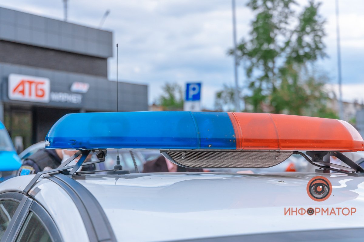 Охранник "АТБ" объяснил, что все посетители - равны, и все в равной мере должны носить маски Охранник "АТБ" объяснил, что все посетители - равны, и все в равной мере должны носить маски