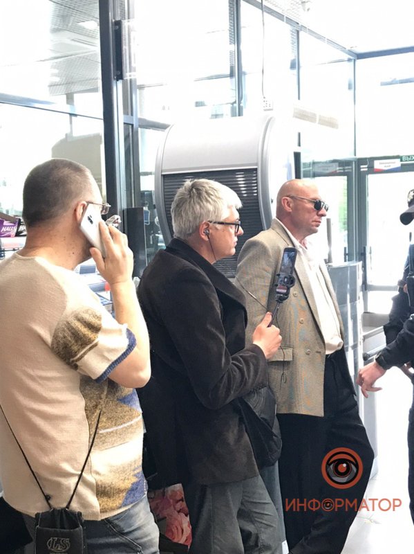 В супермаркете один из компании открыл напиток, намекая на то, что теперь ему придется пройти в зал магазина В супермаркете один из компании открыл напиток, намекая на то, что теперь ему придется пройти в зал магазина