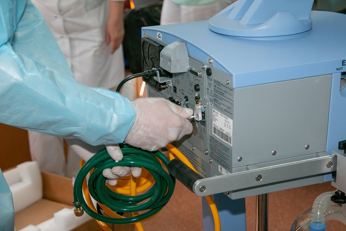 ИНТЕРПАЙП и OLX поставили семь аппаратов ИВЛ в больницы Днепропетровской области 11