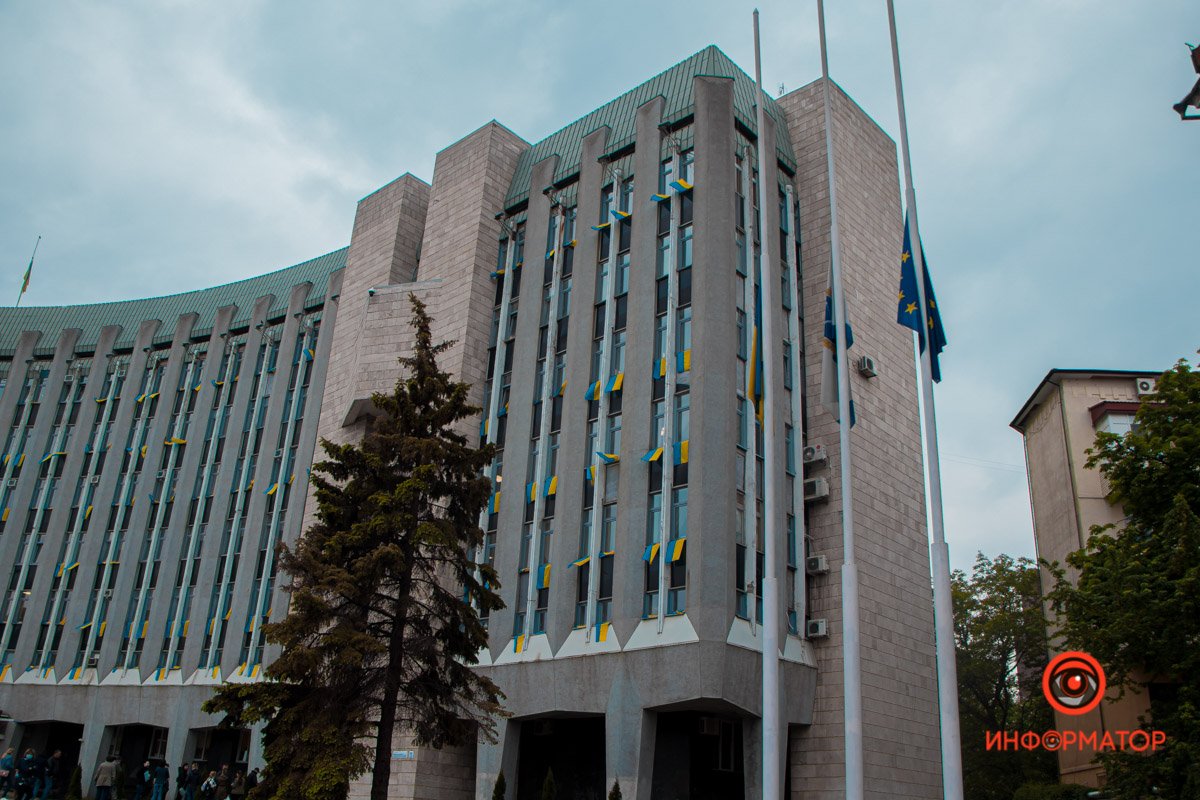 По всему городу спустили флаги По всему городу спустили флаги