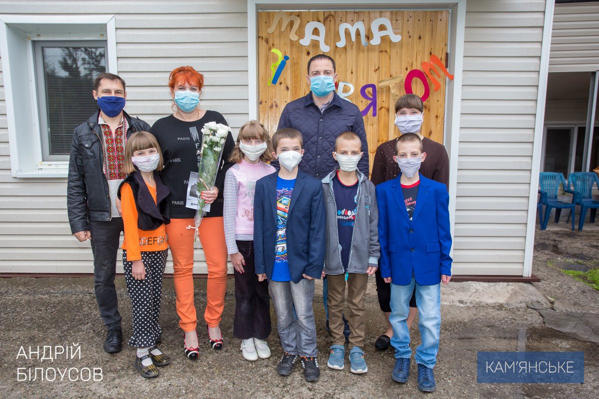 Мэр Каменского поздравил женщин города с Днем матери 2