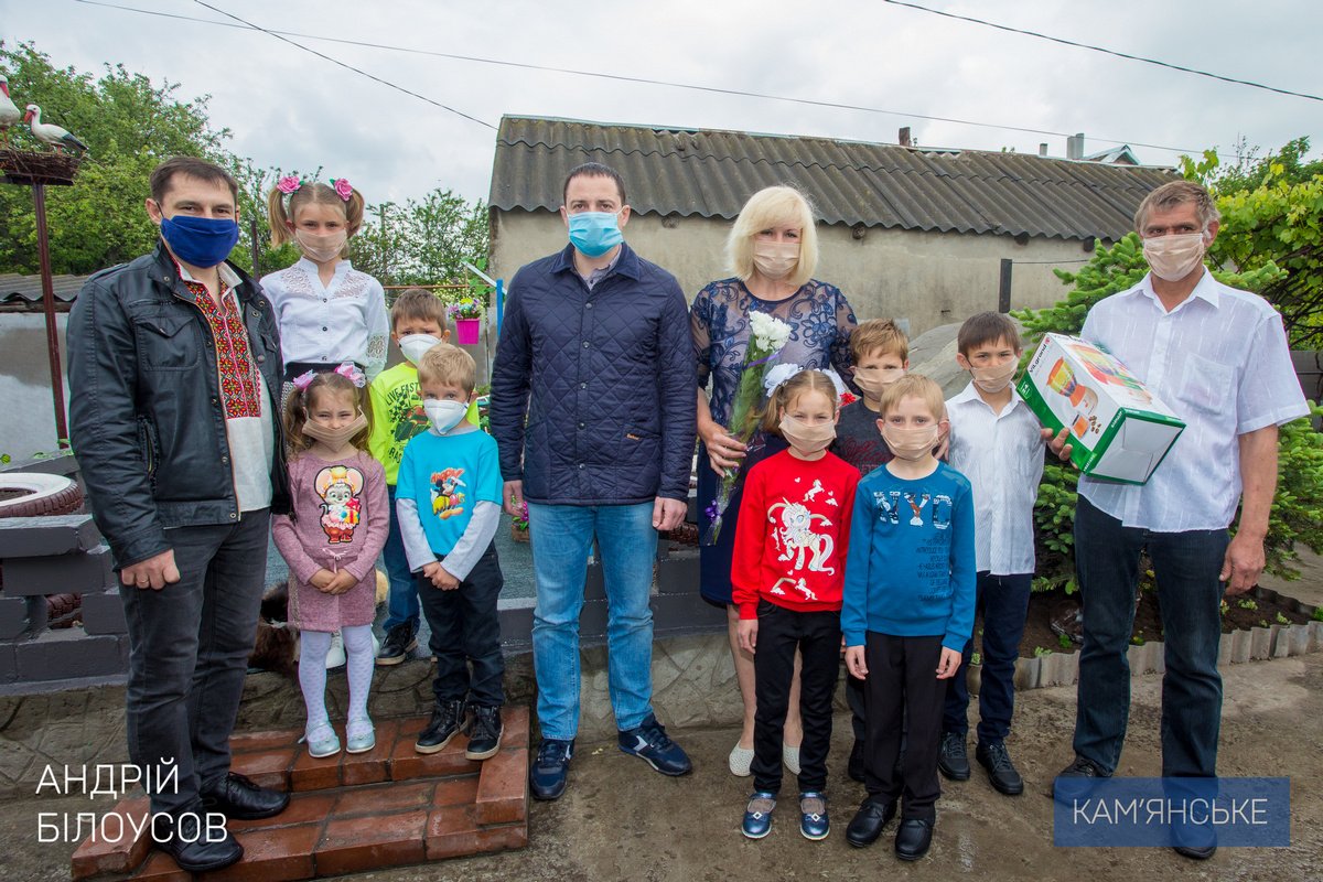 Мэр Каменского поздравил женщин города с Днем матери 4