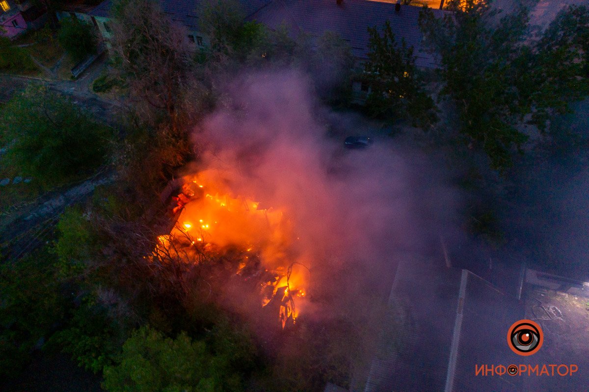 Горел металлический ангар с вторсырьем Горел металлический ангар с вторсырьем