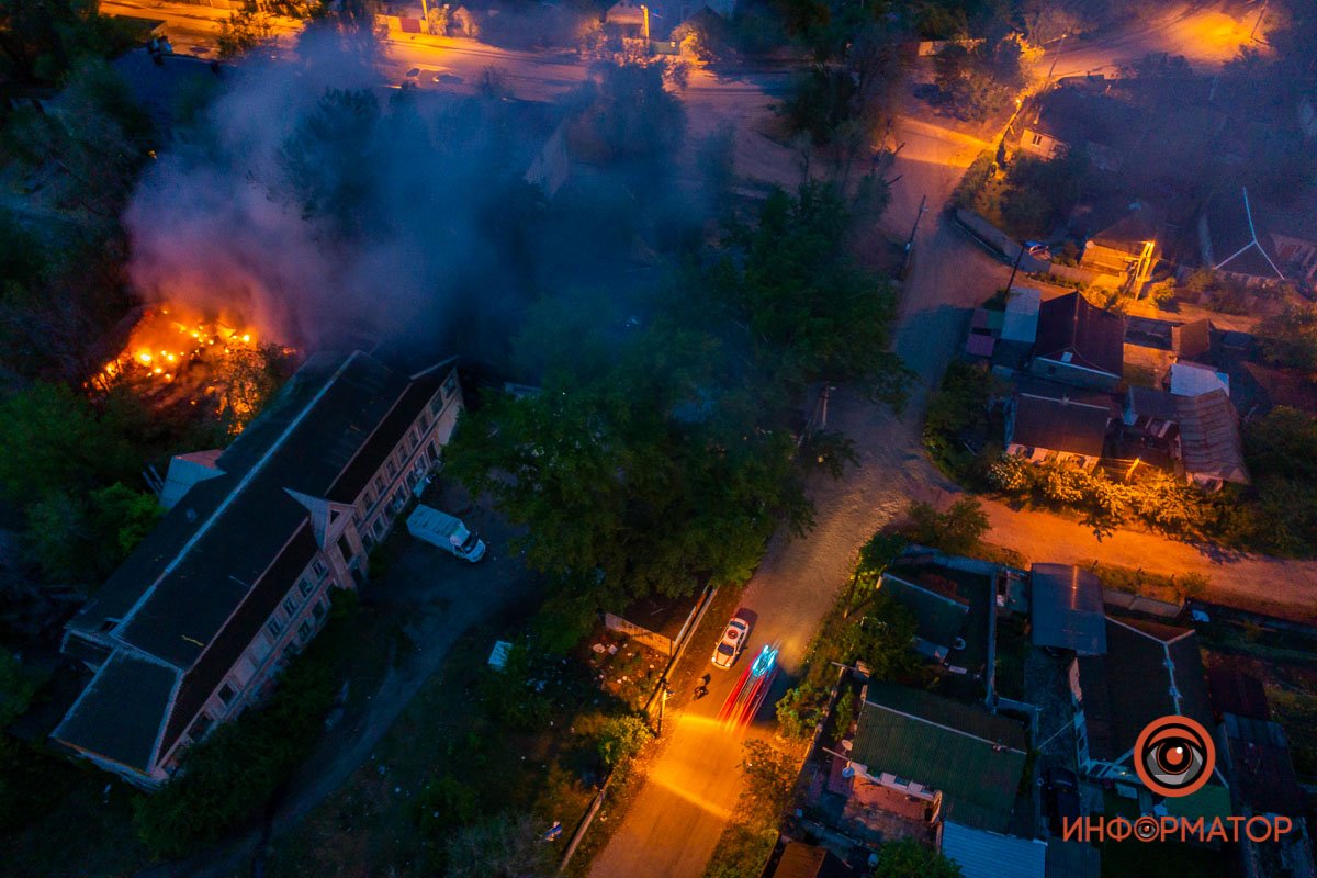 С пламенем боролись 11 спасателей С пламенем боролись 11 спасателей