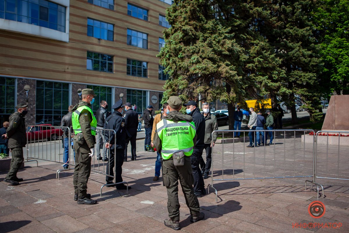 К памятнику жителей города пускают, но не всех сразу К памятнику жителей города пускают, но не всех сразу