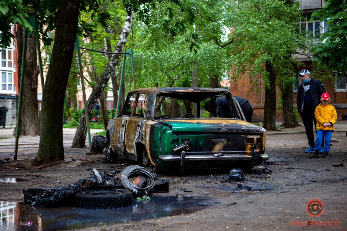 Автомобиль стоял во дворе дома № 4 Автомобиль стоял во дворе дома № 4