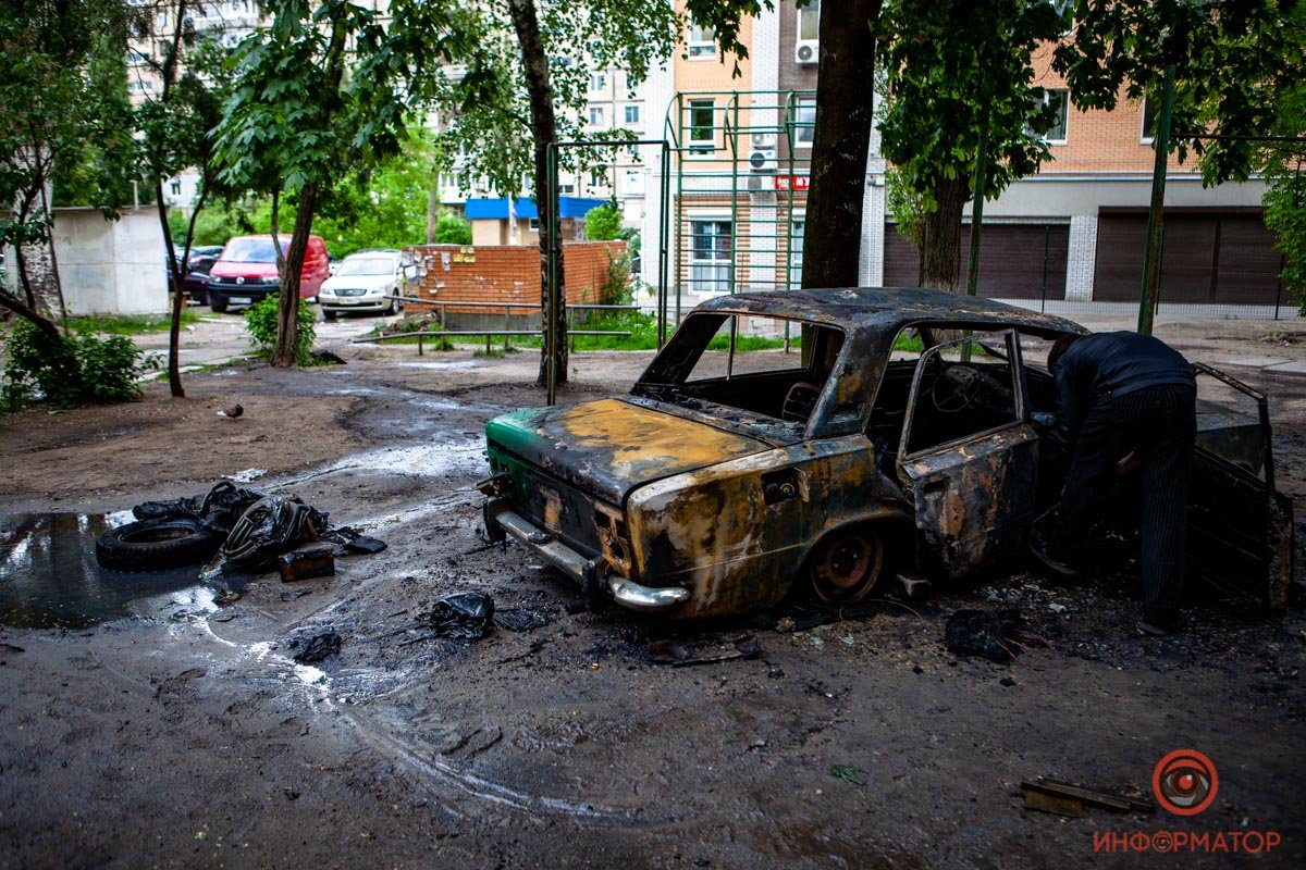 Владелец машины успел отскочить, поэтому остался невредимым Владелец машины успел отскочить, поэтому остался невредимым