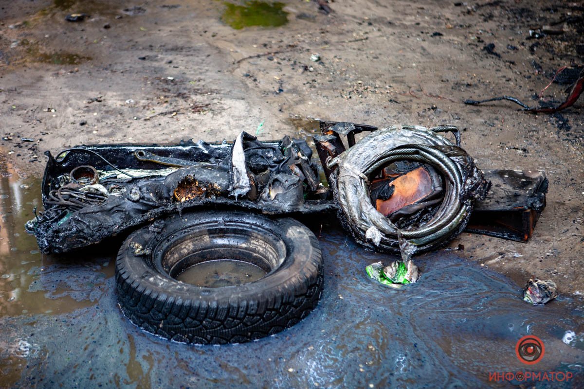 Автомобиль выгорел дотла Автомобиль выгорел дотла