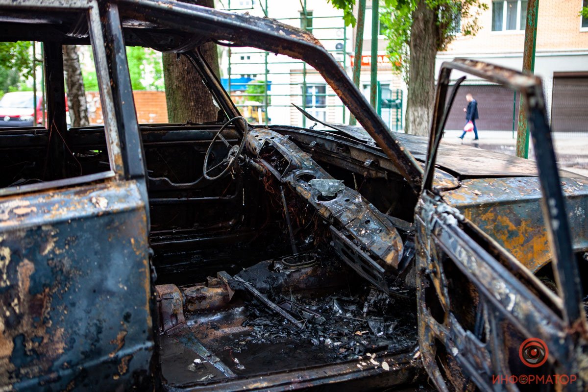 Окончательно потушили огонь уже спасатели Окончательно потушили огонь уже спасатели