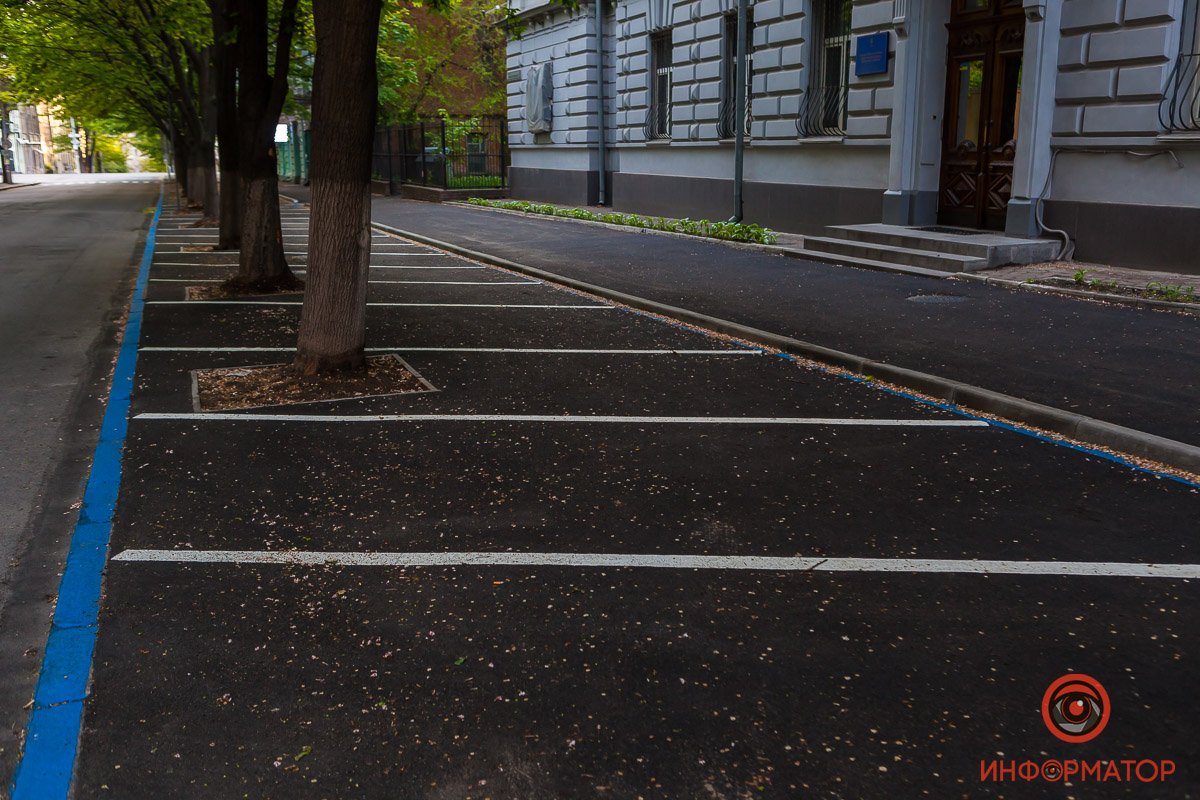 Парковка "елочкой" позволяет размещать большее количество автомобилей