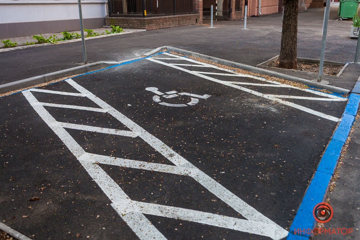 Бордюр занижен, а значит, автомобили могут беспрепятственно заезжать