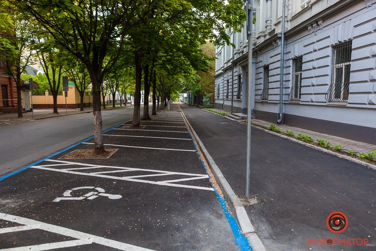 Новое асфальтное покрытие на тротуаре