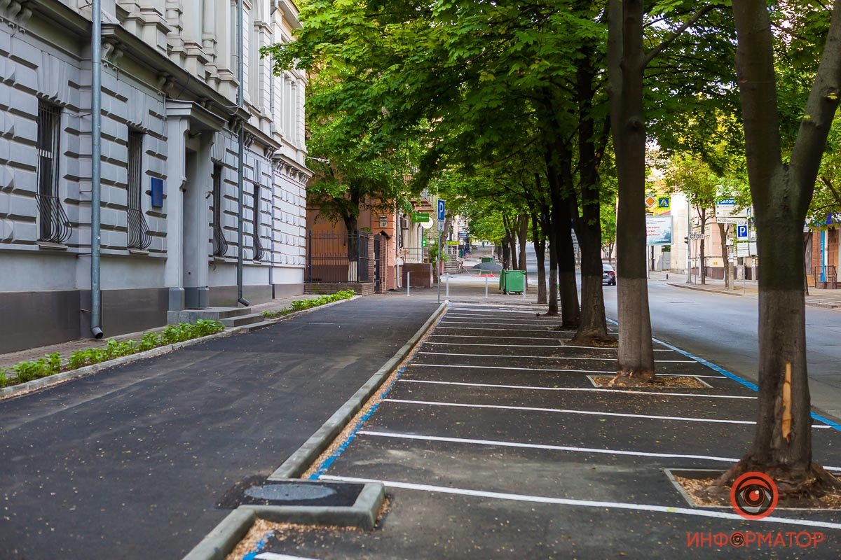 Есть место для прохода пешеходов, но его было бы больше при параллельной парковке